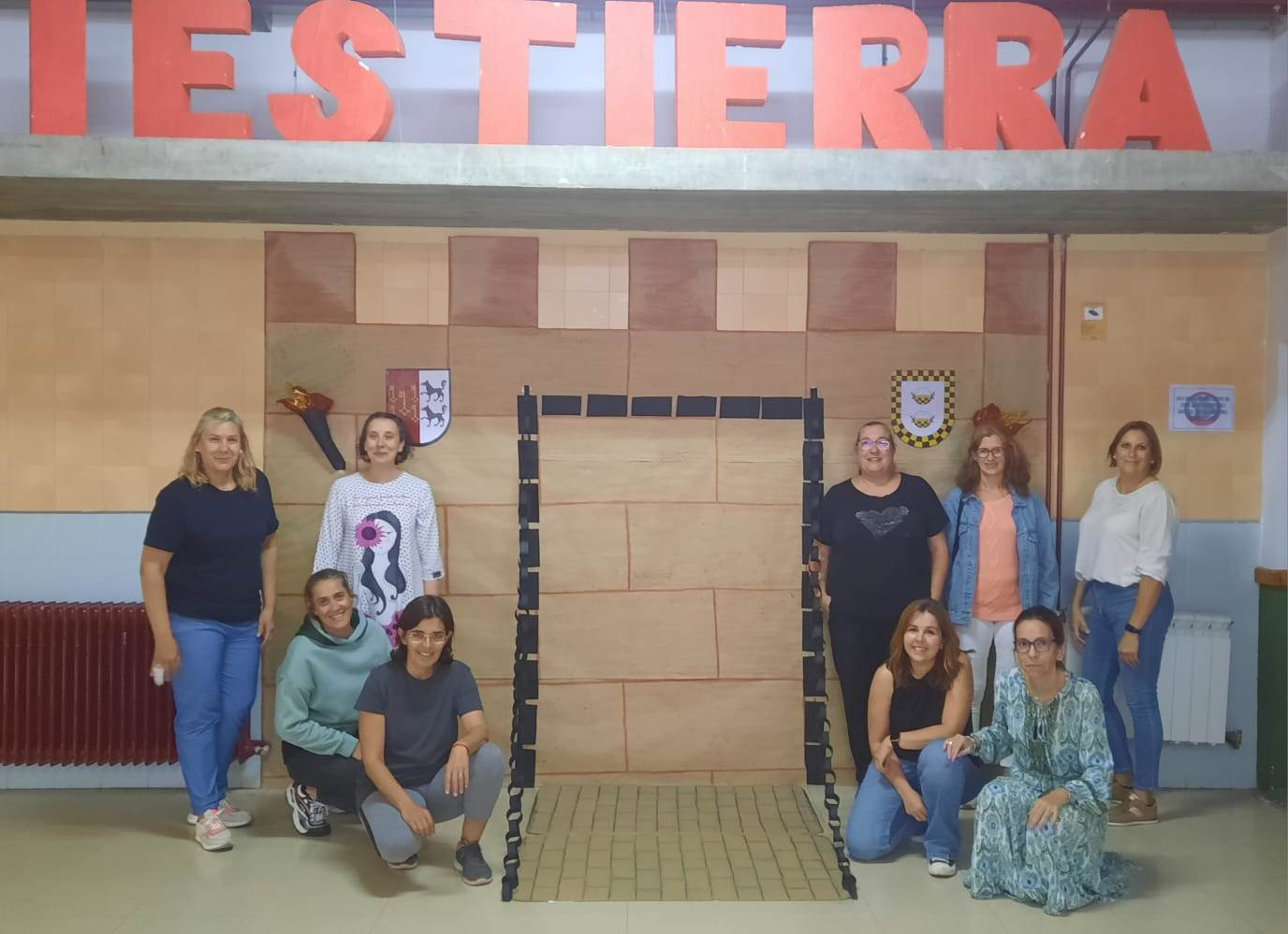 La AMPA del IES Tierra engalana el centro por dentro y por fuera para la Feria Medieval