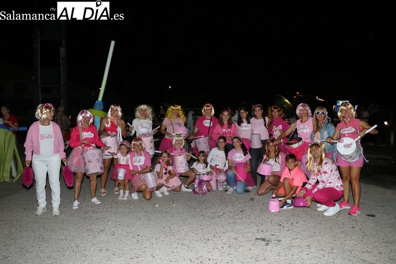El desfile de carrozas llena de humor las calles de Valderrodrigo