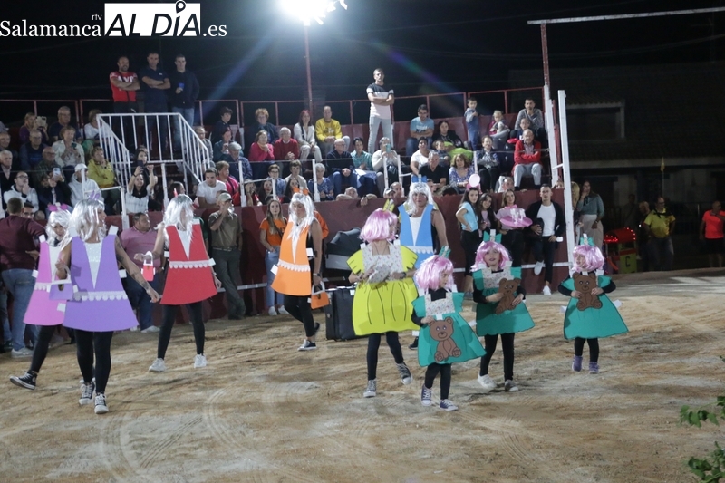 Las peñas dan el pistoletazo de salida a las fiestas de Barruecopardo con un divertido desfile de carrozas
