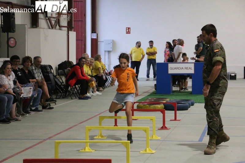 La Guardia Real pone fin a su paso por Las Arribes con una pista de obstáculos en Barruecopardo