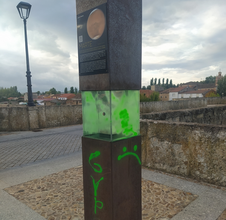 Atacan con spray el planeta Marte del Sistema Solar a escala