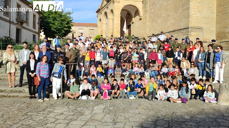 Los más pequeños viven con intensidad en Lumbrales la visita de la Guardia Real 