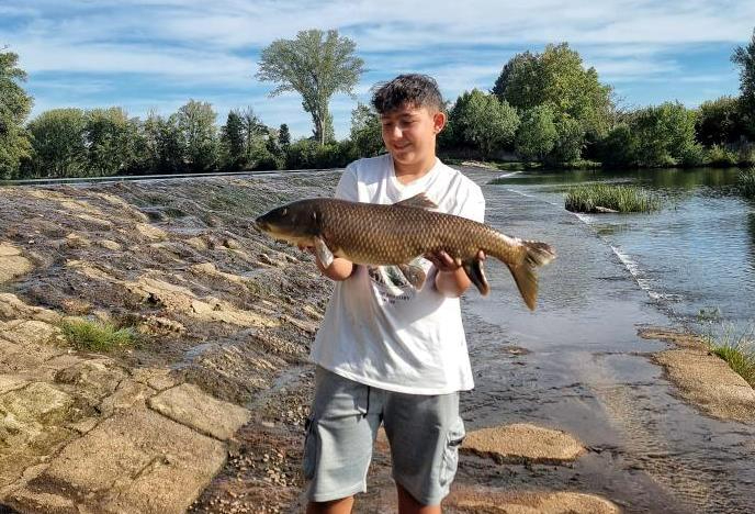 El joven Darío Sánchez Muñoz pesca en el Águeda un barbo de 5 kilos