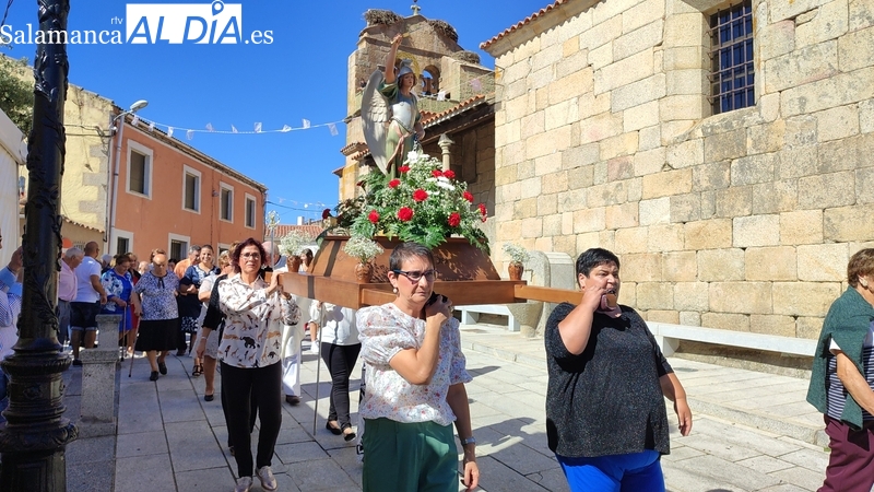 Almendra celebra la fiesta de San Miguel con actos religiosos, una paella, pelota y una verbena 