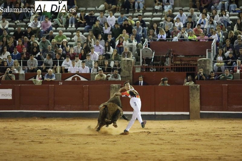 El salmantino Víctor Revesado, campeón del concurso de recortes de La Glorieta