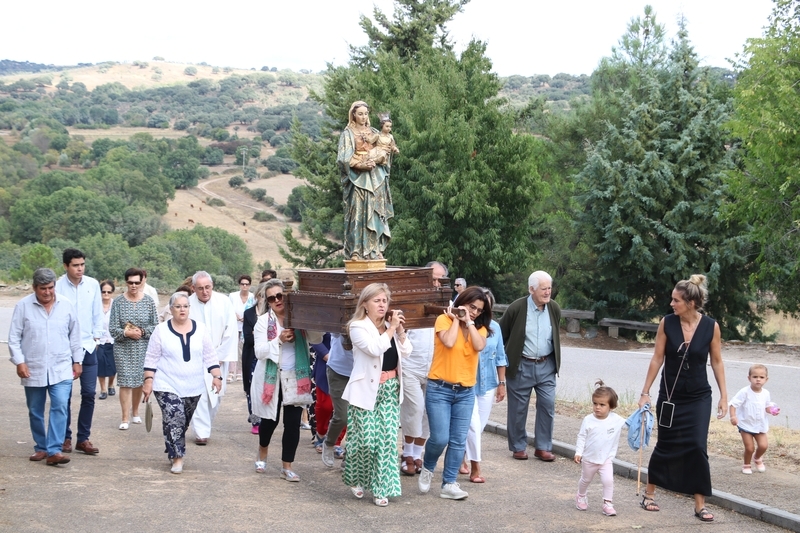 Nuestra Señora del Rosario recibe dos roscas en las fiestas de La Ofrenda de Villares de Yeltes