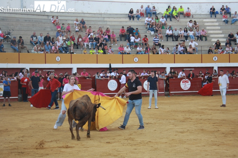 Carreras, saltos y diversión para una festiva tarde de vaquillas en Macotera