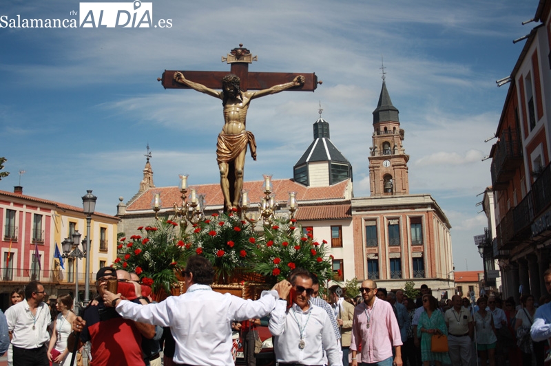 Vecinos, fieles y cofrades arropan en las calles al Santo Cristo de la Agonía en su fiesta anual