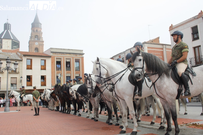 Multitudinaria bienvenida a la Guardia Real en Peñaranda