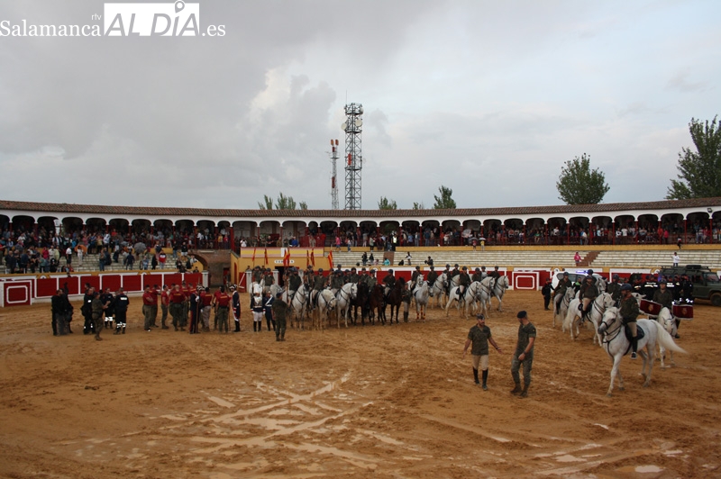 Espectacular exhibición de la Guardia Real bajo la lluvia en Peñaranda