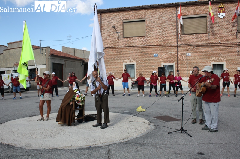 La Comunión del higo supone el encuentro entre la 43º Marcha Teresiana y Aldeaseca