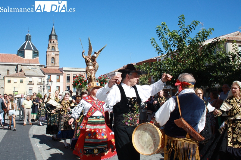 San Miguel Arcángel recibe una calurosa y ambientada bienvenida en su histórico paseo patronal en Peñaranda