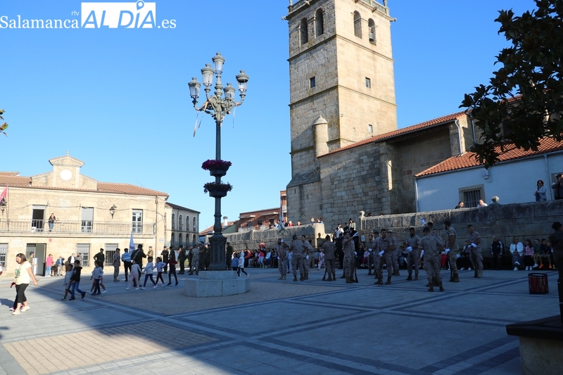 La Guardia Real se acerca a la población civil en Vitigudino