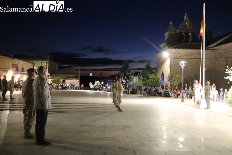 La Guardia Real arría la bandera en El Cubo de Don Sancho