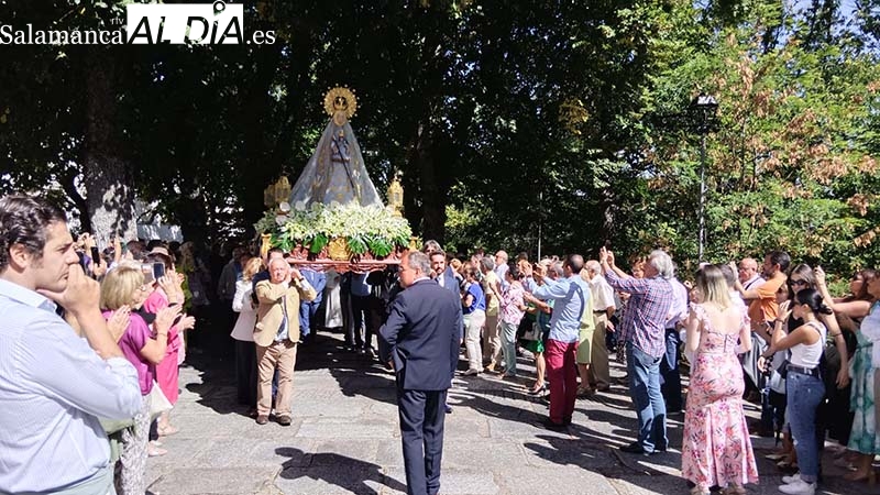 La Virgen del Castañar pasea entre sus fieles y bendice a Béjar y comarca
