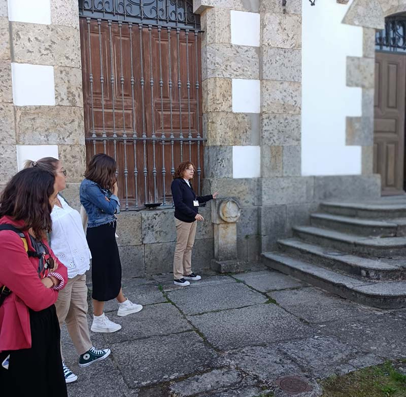 Buena acogida en las visitas al zaguán del Ayuntamiento de Candelario