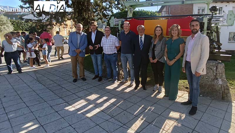 El telar textil que da la bienvenida a Béjar vuelve al color