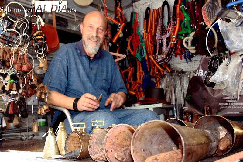 Juan Carlos González, artesano del cuero para animales: De su origen en Irlanda a las ferias más destacadas en España