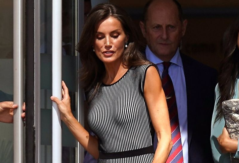 El pequeño traspiés de la Reina Letizia con sus zapatos de tacón en Málaga