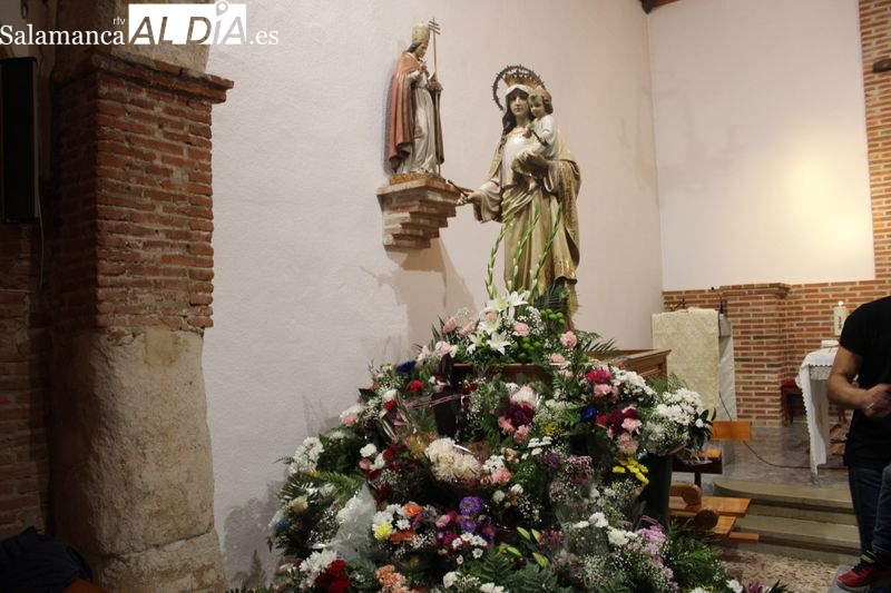 Navales comienza sus fiestas con una ofrenda floral a su patrona 