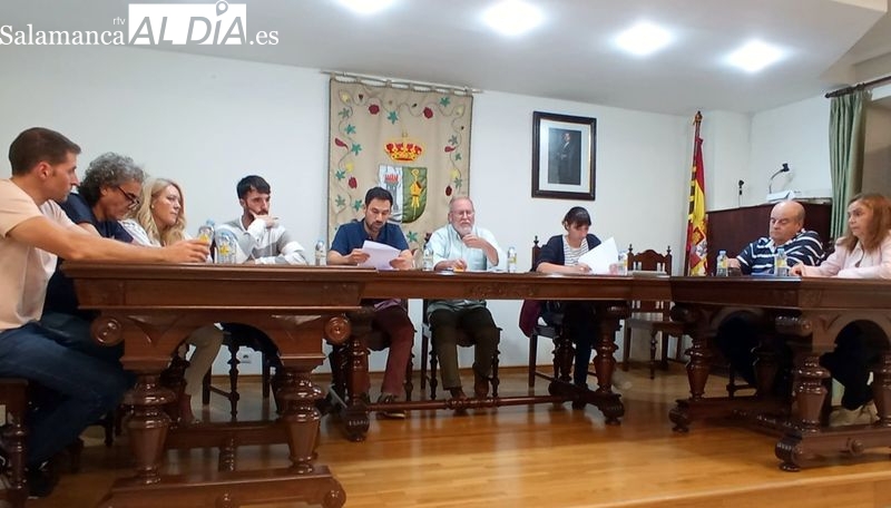 El Consistorio de Lumbrales aprueba el proyecto de renovación de redes de abastecimiento en un tenso pleno