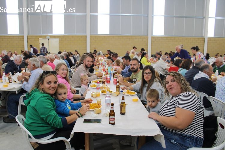 Cerca de 400 personas se reúnen para comer la paella en Anaya de Alba