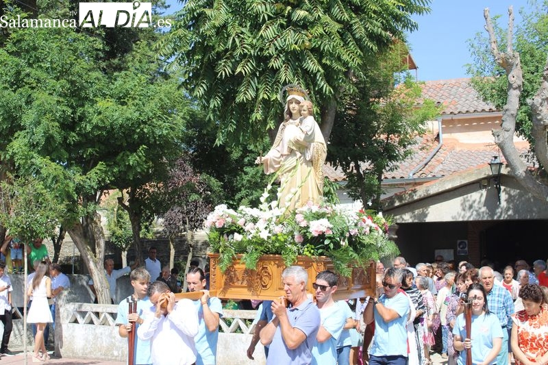 Nuestra Señora de Navales recorre sus calles arropada por sus devotos 
