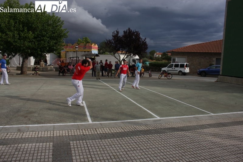 Rápido y entretenido partido de pelota en Encinasola para animar las fiestas de las Candelas
