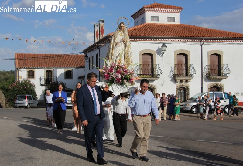 La Virgen del Rosario recibe hasta tres roscas en Fuenteliante