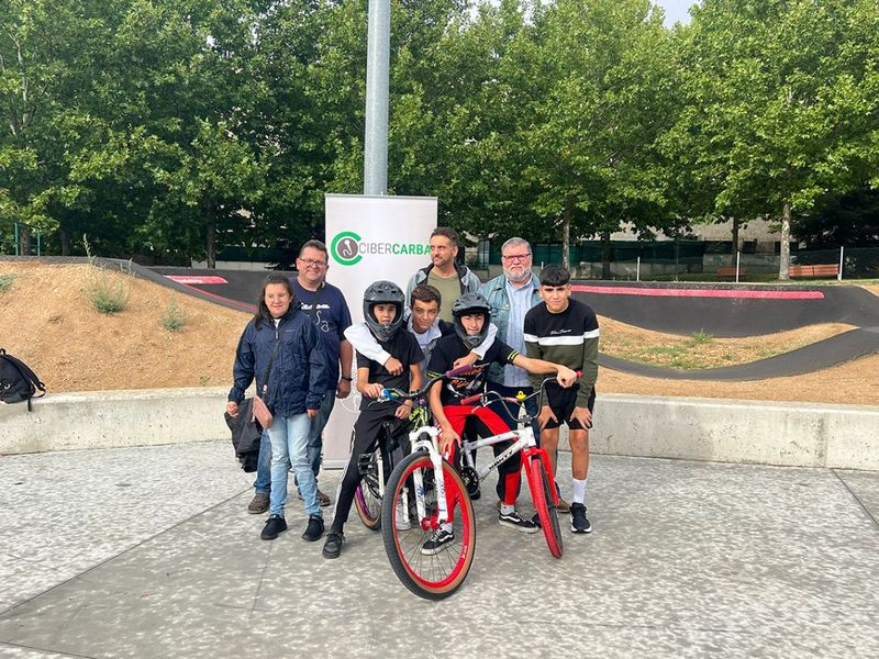 Jóvenes de Carbajosa disfrutan de la kedada en la pista de pumptrack