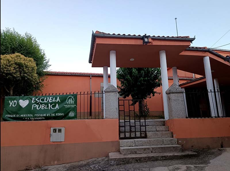 La situación del colegio de Santibáñez de Béjar llega a las Cortes