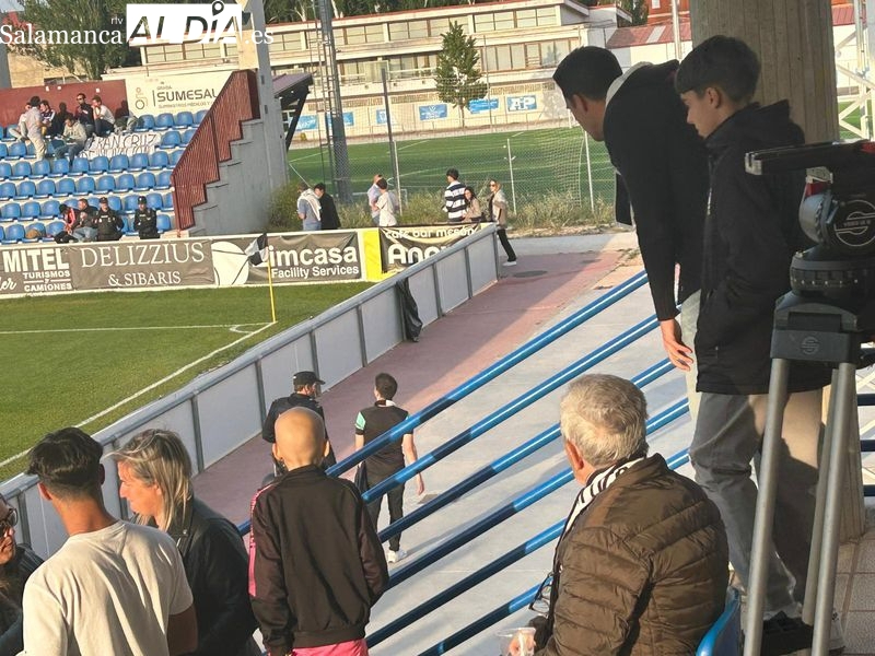 3.001 euros de multa para Unionistas por el salto al césped de un aficionado en un partido de la temporada pasada