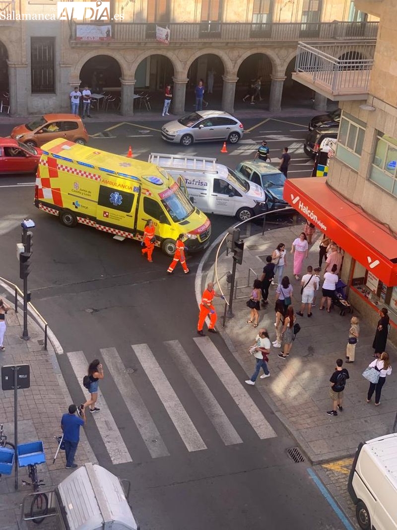 Una menor, herida en un accidente entre un coche y una furgoneta en plena Gran Vía