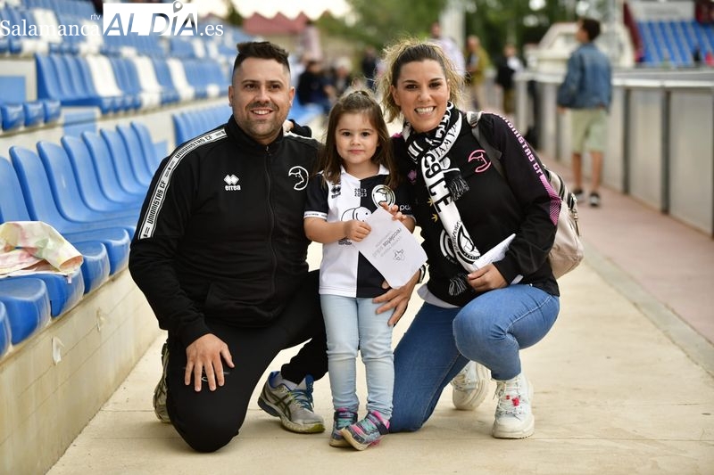 Los aficionados de Unionistas desafían el fresco para alentar a los suyos en el Reina Sofía
