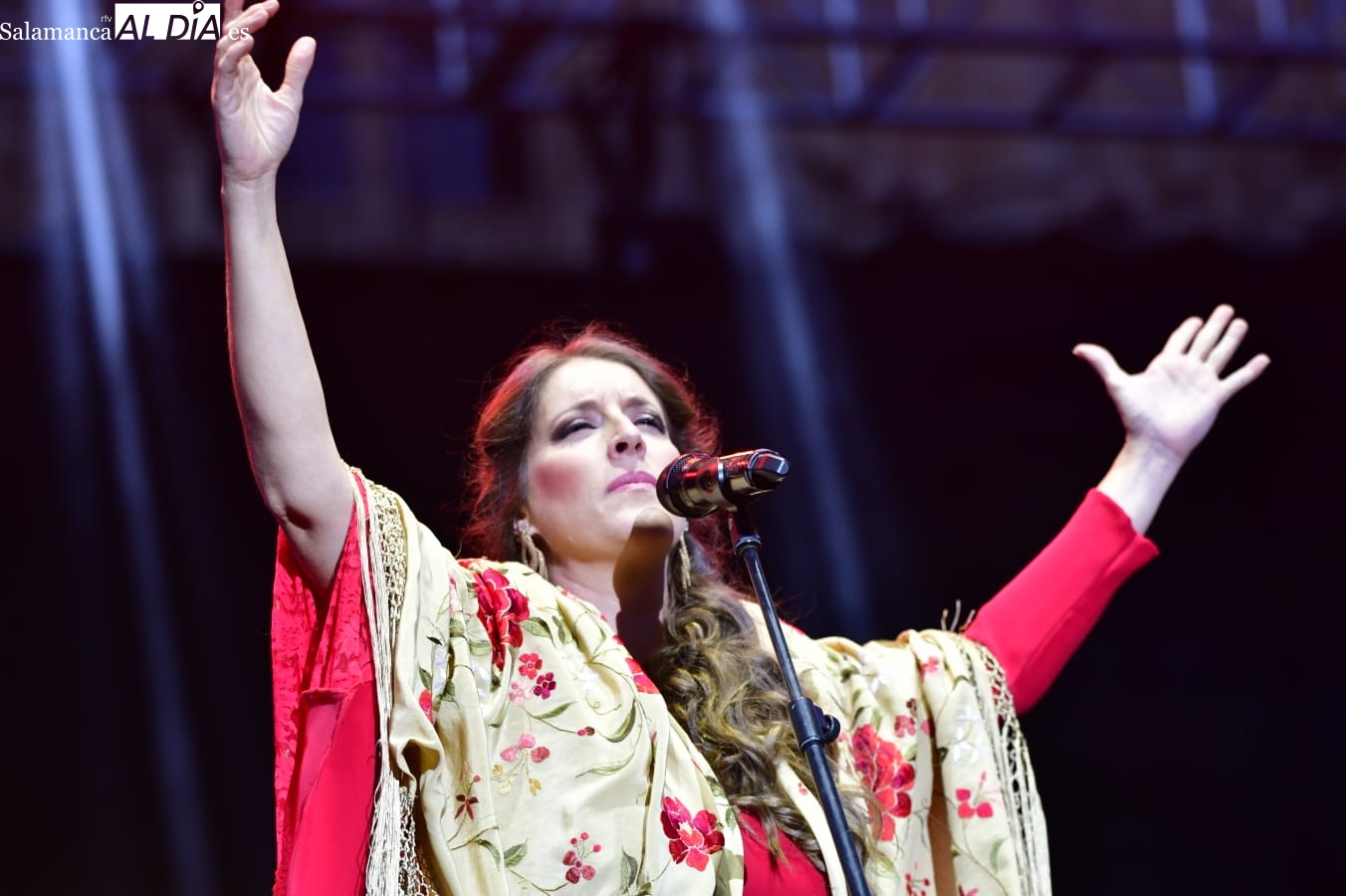 La voz de Argentina deslumbra en la Plaza Mayor