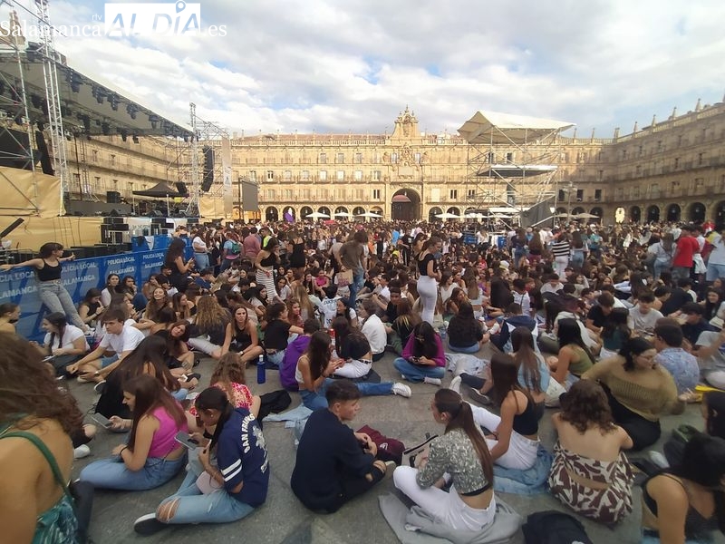 Expectación por Juan Magan: decenas de personas ocupan ya la Plaza Mayor a varias horas para el comienzo