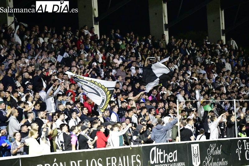 El Reina Sofía vive un ambientazo y logra la mejor entrada de su historia con 4.895 espectadores en el Unionistas - Dépor