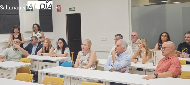 La primera promoción de Periodismo de la UPSA visita su Facultad