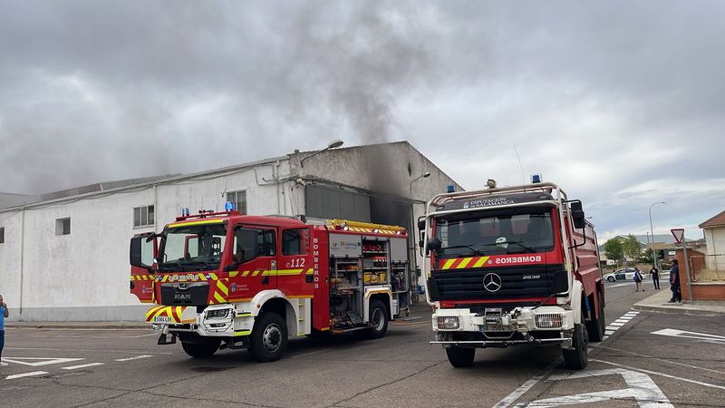 Un incendio en Villares de la Reina moviliza a varias dotaciones de Bomberos 