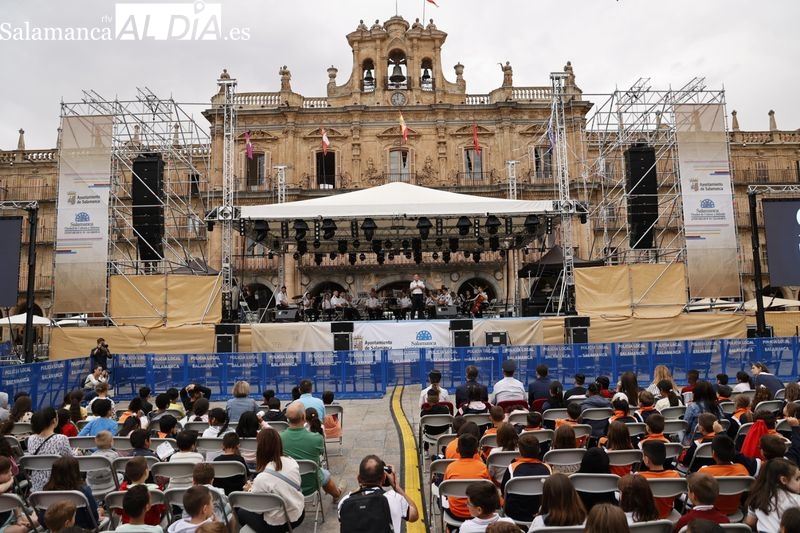 Escolares y mayores salmantinos disfrutan un recital de la Banda de Música de la Policía Nacional