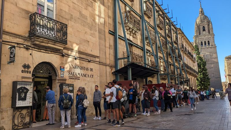 Colas en la tienda de Unionistas para conseguir una entrada para ver al Depor 