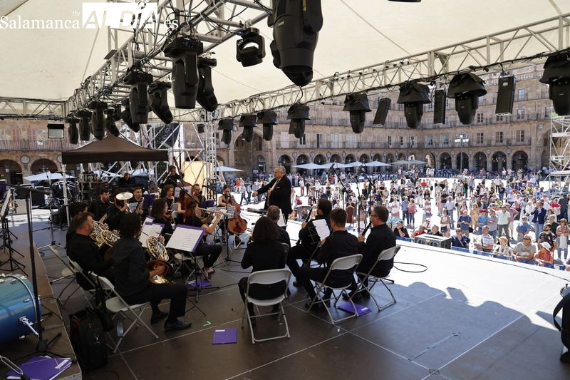 La Banda Municipal transforma la Plaza Mayor en un plató de cine