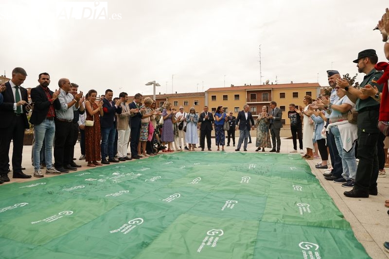 Una bandera gigante muestra la unidad de los salmantinos en la lucha contra el cáncer