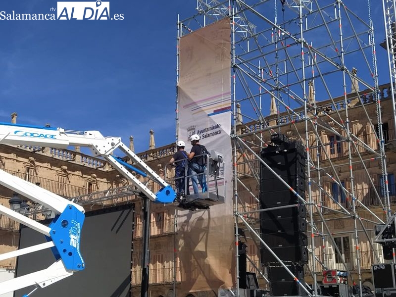 La Plaza Mayor se prepara para los conciertos de las Fiestas
