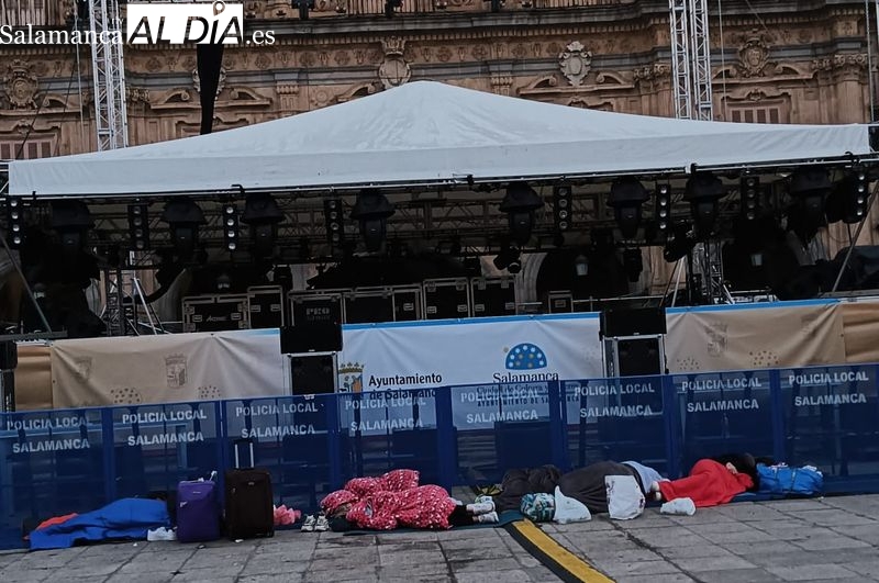 La historia se repite: vuelven a dormir en la Plaza para ver en primera fila a Malú