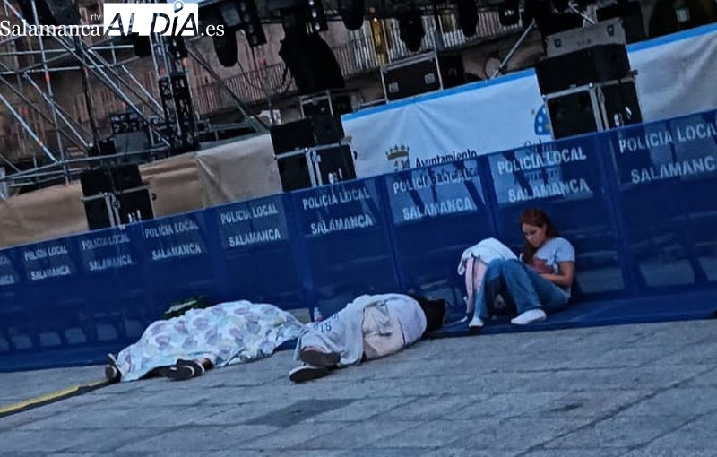Duermen en la Plaza Mayor de Salamanca para ver en primera fila a Vanesa Martín