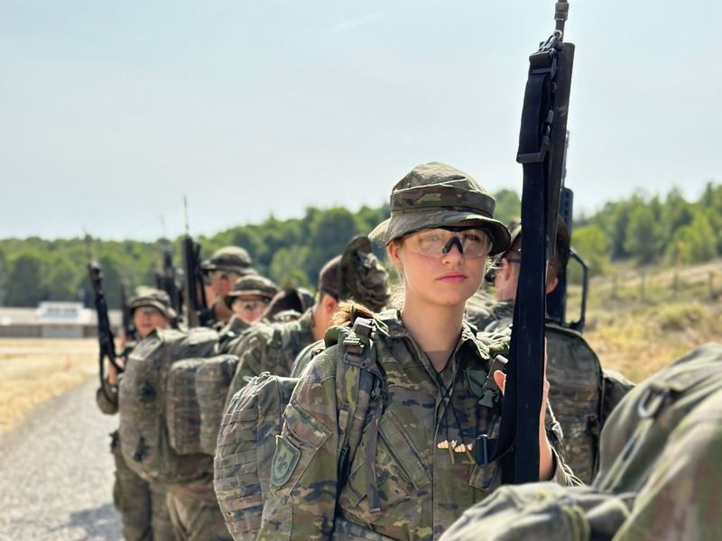 La Princesa Leonor, de uniforme, armada con un fusil y haciendo maniobras en unas nuevas imágenes de su instrucción