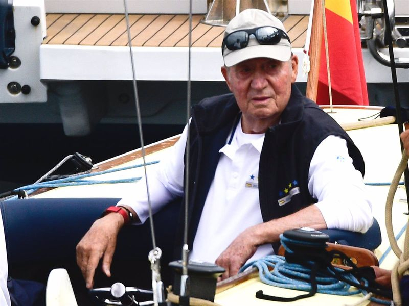 El Rey Juan Carlos protagoniza la anécdota de la jornada al negar la ayuda de un amigo con un manotazo