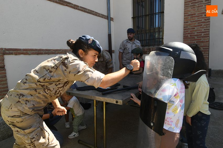 La Guardia Real maravilla a los alumnos del CRA Fuenteguinaldo-Azaba