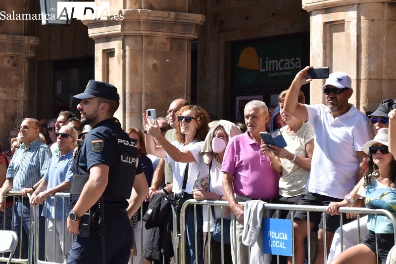 Los salmantinos desafían al sol y disfrutan los actos por el Día de la Policía